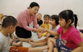陳紅蝶老師與第十郡阮廷炤特殊學校的視障學生玩耍。