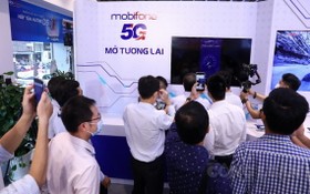 用戶在MobiFone交易中心體驗5G試行商用服務。（圖源：PV）
