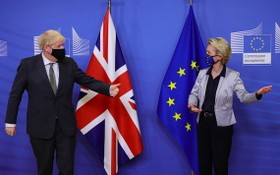 英國首相約翰遜與歐盟主席馮德萊恩。（圖源：AFP）