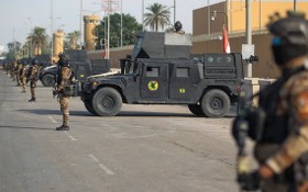 伊拉克安全部隊大量人員在美國大使館周圍防守部署。（圖源：AFP）