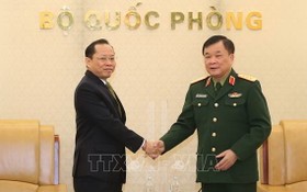國防部副部長黃春戰上將（右）接見了柬埔寨王國特命全權大使查伊‧納芙斯。（圖源：越通社）