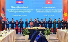 外交部長范平明與柬埔寨駐越大使Chay Navuth 交換批准文件。（圖源：越通社）