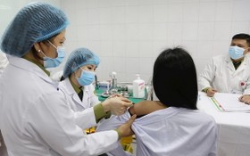 一名志願者在接受注射 50mcg 劑量的Nano Covax 新冠疫苗接種試驗。（圖源：雲清）