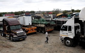 大量卡車停泊在貝特布里奇邊境口岸附近。（圖源：Gallo）