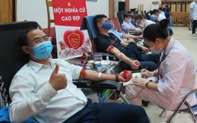 河內市熱心市民踴躍前至中央血液學與血液傳輸院捐血救人奉獻愛心。（圖源：何賢）