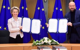 歐盟委員會主席萊恩（左）及歐洲理事會主席米歇爾簽署協議。（圖源：互聯網）