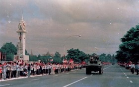 1989年9月25日，柬埔寨首都金邊上萬市民夾道歡送越南志願軍任滿回國。（圖源：越通社）