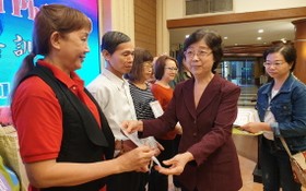 市越南祖國陣線委員會副主席劉金華向學員頒發證書。