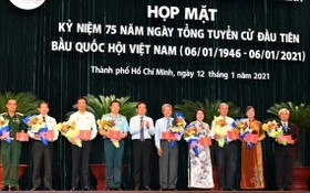 市委常務副書記陳留光（左五）向市國會代表團成員贈送鮮花。（圖源：越勇）
