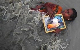 在恆河中祈禱的印度教信徒。（圖源：互聯網）
