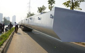 違規運載超長超重鋼樑的牽引車被截停檢查。（圖源：VTV）