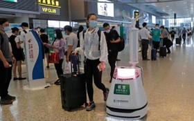 消毒機器人正在上海虹橋機場T2航站樓內消毒。（圖源：互聯網）