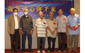 時代廣場投資股份公司總經理張豐裕先生(左一)向華人貧困同胞贈送賀年紅包。