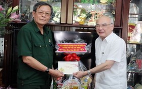 市委宣教處主任潘阮如奎(右)向黎金榜大校贈送禮物。（圖源：秋紅）