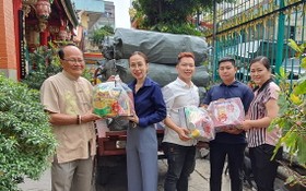 溫陵會館理事將春節禮品交給第五郡越南祖國陣線委員會及紅十字會。