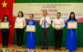 市人委會副主席吳明洲(右三)向為了民族事業有貢獻者頒發紀念章。