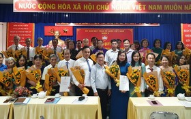 第五郡第十二坊臨時越南祖國陣線委員會集體亮相。