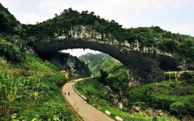 中國年代最久的天生橋，私藏在廣西大山裡，距今已有2億多年歷史。