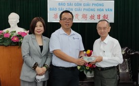許智豪副會長(左二)與陳佩淳秘書長向范興主任(右)轉交善款。