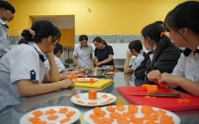 第五郡朱文安成人教育中心學生上烹飪課。