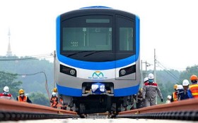 濱城-仙泉地鐵1號線列車已於去年10月份順利安放到軌道上。