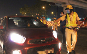 交警截停一輛轎車，隨即要求司機下車接受呼氣酒精測試。（圖源：意鈴）