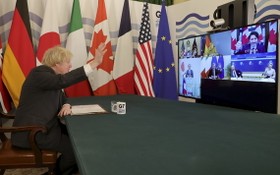 英國首相約翰遜主持七國集團領導人視頻會議。（圖源：新華社）