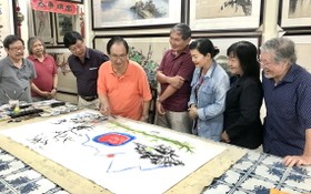 張漢明（左四）與各畫家協同創作。