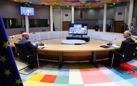 2月26日，歐洲理事會主席米歇爾（左）和北約秘書長斯托爾滕貝格在比利時布魯塞爾共同出席歐盟領導人視頻峰會第二日會議。（圖源：新華社）