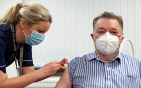 護士為一名82歲的老人注射新冠疫苗。（圖源：互聯網）