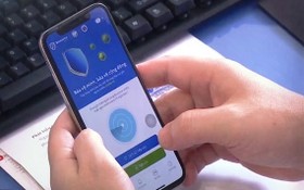某一智能手機用戶在安裝藍區應用程式。（圖源：VTV）