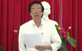 前江省選舉委員會主席阮文名在會議上發表指導意見。（圖源：英俊）