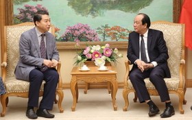 政府辦公廳主任梅進勇部長（右）接見越南守添Lotte Properties總經理李康雨。（圖源：VGP）