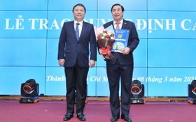 吳明春副教授（右）出任范玉石醫科大學2020-2025年任期校委會主席。（圖源：Ng. Thuận）