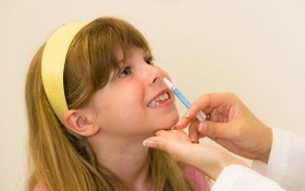 芬蘭近日研發出一款鼻噴式的新冠肺炎疫苗。圖為一名女孩接受鼻內流感疫苗的施打。（圖源：Hospital News）
