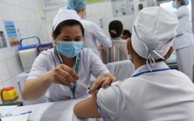 3月8日，市熱帶病醫院為該院的100名醫護人員接種新冠疫苗。（圖源：X.T）