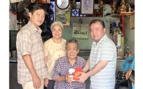 理事長羅志榮(右一)與常務副理事長羅彪漢(左一)、副理事長羅春香(左二)向93歲最高顧問羅耀庭祝壽。