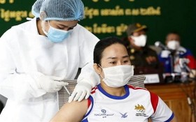 圖為3月2日，在柬埔寨金邊市，醫護人員給民眾接種新冠疫苗。（圖源：新華社）