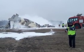 救護隊趕抵飛機墜落現場進行滅火和營救生還者。（圖源：互聯網）