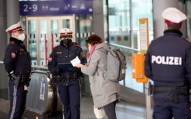 奧地利警察在維也納新城主火車站檢查當地居民新冠檢測結果。（圖源：新華社）