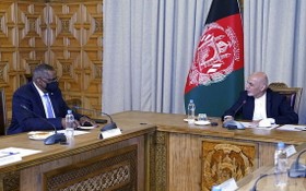 美國國防部長奧斯汀（左）與阿富汗總統加尼舉行會談。（圖源：AP）