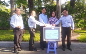 郡委書記阮孟強(右一)與幹部、職工、勞動者共同捐助“同一片心”基金會。