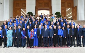 政府總理阮春福與歷屆共青團幹部會晤