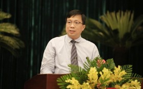 市規劃與建築廳長阮清雅在會議上就本市總體規劃調整任務作出報告。