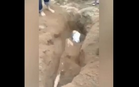 一名男生被活埋的畫面。（圖源：視頻截圖）
