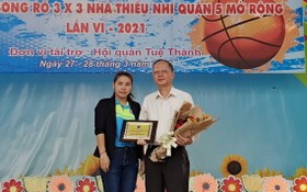 文化宮代表向穗城會館理事長盧耀南（右）贈送鮮花以示感謝該會館連續6年贊助比賽經費。