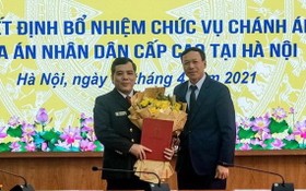 新任河內市高級人民法院院長阮春靖（左）領接人事委任《決定》。（圖源：C. Hùng）