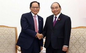 政府總理阮春福（右）接見韓國駐越南大使朴能運。（圖源：越通社）