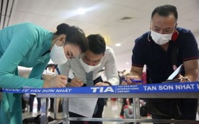 乘客在新山一機場填寫健康申報表。（圖源：垂楊）