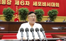 朝鮮國務委員會委員長金正恩在大會上發表講話。（圖源：韓聯社/朝中社）